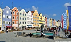 Der von bunten Häuserfassaden umrahmte Obere Stadtplatz von Schärding.