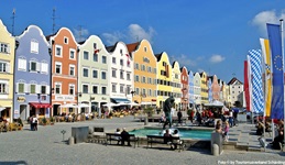 Der von bunten Häuserfassaden umrahmte Obere Stadtplatz von Schärding.