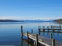 Wunderschönes Alpenpanorama mit schneebedeckten Gipfeln am Starnberger See.