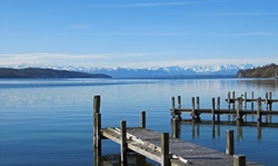 Wunderschönes Alpenpanorama mit schneebedeckten Gipfeln am Starnberger See.