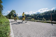 Zwei Radler sind auf dem Alpe-Adria-Radweg unterwegs.
