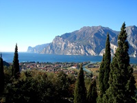 Wunderschöner Ausblick auf das Nordufer des Gardasees und den Ort Torbole.