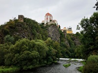 Blick über den Fluss Thaya zum auf dem Steinmassiv ragenden Schloss Vranov nad Dyji in Tschechien