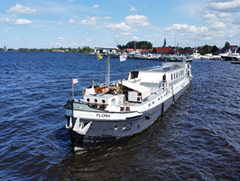 Die MS Flora verlässt einen Hafen