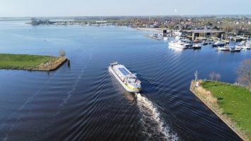 Das Schiff MS Lena Maria fährt in den Hafen von Akersloot