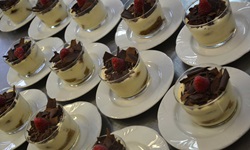 Dessertschälchen mit köstlichem Inhalt warten an Bord der MS Bordeaux auf die Gäste.