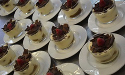Dessertschälchen mit köstlichem Inhalt warten an Bord der MS Bordeaux auf die Gäste.