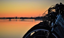 Sonnenuntergang über den am Heck der MS Bordeaux aufbewahrten Fahrrädern.