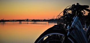 Sonnenuntergang über den am Heck der MS Bordeaux aufbewahrten Fahrrädern.