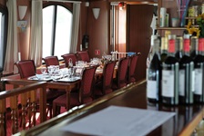 Blick auf einen gedeckten Tisch von der Bar aus fotografiert im Restaurant der L´Estello