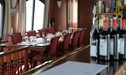 Blick auf einen gedeckten Tisch von der Bar aus fotografiert im Restaurant der L´Estello