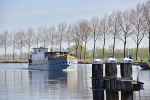 Die MS Lena Maria fährt einen Kanal entlang