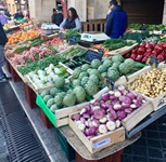 Frisches Obst und Gemüse an einem Marktstand.