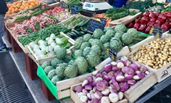 Frisches Obst und Gemüse an einem Marktstand.