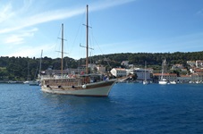 Blick auf das Premiumschiff San Snova vor einem Hafen in Süddalmatien