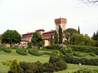 Blick auf das Hotel Castello di Spessa mit angelegtem Park im gleichnamigen Ort