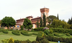 Blick auf das Hotel Castello di Spessa mit angelegtem Park im gleichnamigen Ort