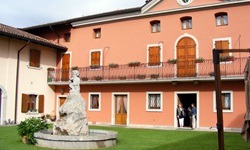 Blick auf das Gebäude der Weinkellerei Zorzettig in Cividale