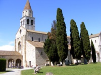 Blick auf die Kirche in Aquileia