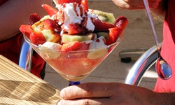 Ein Früchteeisbechern mit Erdbeeren, Bananen und Kiwi