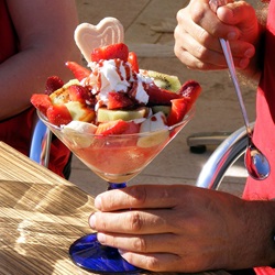 Ein Früchteeisbechern mit Erdbeeren, Bananen und Kiwi