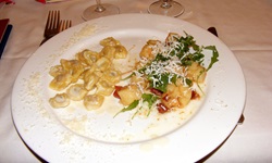 Blick auf einen Teller mit Pasta