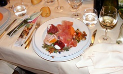 Blick auf einen Antipastiteller mit Schinken, Käse und Gemüse