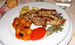 Blick auf einen Teller mit Fleisch, Schmorgesmüse und Kartoffeln