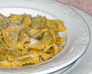 Ein Teller Tortellini mit Parmesan