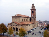 Blick auf die Kirche in Diano D´Alba