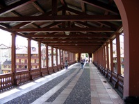 Blick in die überdachte Brücke Ponte Vecchio in Bassano del Grappa