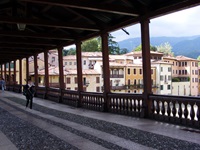 Blick in die überdachte Holzbrücke Ponte Vecchio in Bassano del Grappa