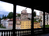 Blick von der Brücke Ponte Vecchio zur Stadt Bassano del Grappa
