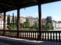 Blick von der überdachten Holzbrücke Ponte Vecchio über die Brenta zu den Häusern von Bassano del Grappa