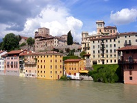 Blick über die Brenta nach Bassano del Grappa und seinem Schloss