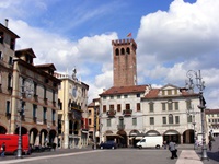 Städtchen mit Turm in Venetien