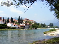 Blick vom Ufer der Brenta nach Bassano del Grappa