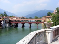 Blück über die Brenta zur überdachten Holzbrücke Ponte Vecchio