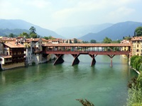 Blick auf die überdachte Holzbrücke Ponte Vecchio über die Brenta in Bassano del Grappa