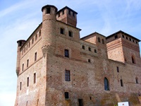 Blick auf die Burg Grincane Cavour