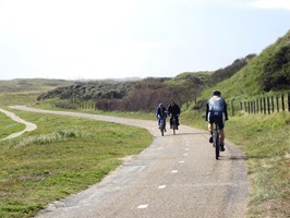 Drei Radler auf einem Radweg bei der Radreise Ijsselmeer