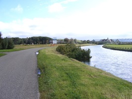 Straße entlang eines Kanals in den Niederlanden