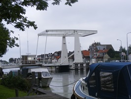 Blick auf eine Kanalbrücke und angelegte Boote in Holland