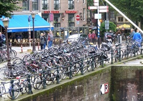 Zahlreich abgestellte Räder am Ufer in Amsterdam