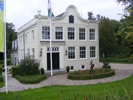 Blick auf eine cremefarbene Villa in Holland