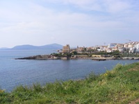 Eines der vielen charmanten Dörfer an der Westküste Sardiniens.