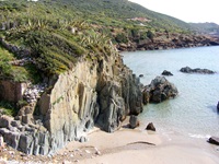 Eine bizarre, u.a. mit Agaven bewachsene Steilküste im Süden Sardiniens.