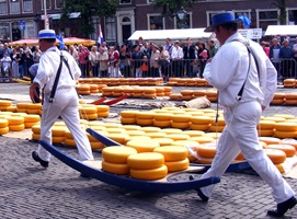 Markt mit typischen Gouda-Laiben in Holland