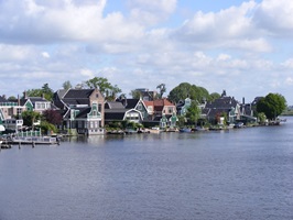 Blick zum Freilichtmuseum Zaanse Schans in den Niederlanden auf der Radtour um das Ijsselmeer