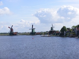 Blick über das Wasser zu den Windmühlen bei Hoorn in Holland